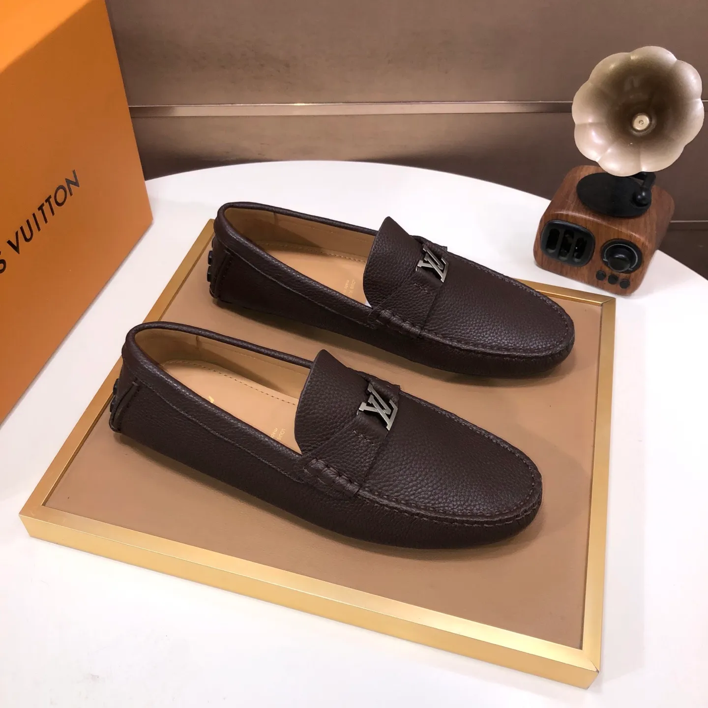 Men's men's shoes 💰420💰 [LV Doudou shoes] (water-dyed cowhide lining) new model is on the market, available on the official website. The new Doudou shoes are processed into single-color materials, and the uppers are made of imported cowhide material. The body of the shoe is fully hemmed with mark thread, and is lined with imported original cowhide leather. The elegant shoe shape is super suitable for all-matching, and the size is 38-44.